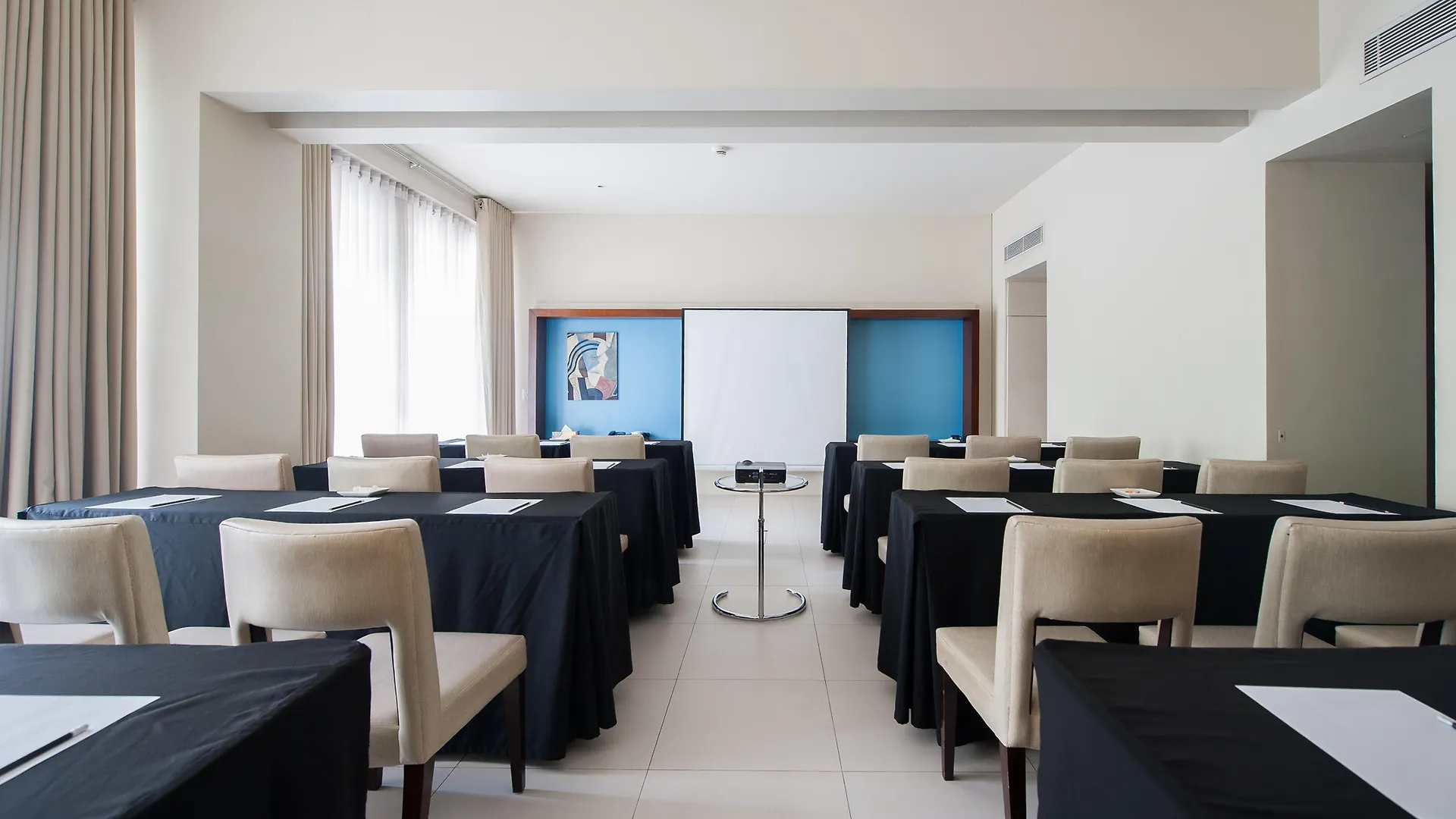 The Picasso Boutique Serviced Residences Managed By Hii Makati City